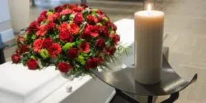 en smuk rosenbuket som kistepynt. En mere klassisk variant af kistepynt